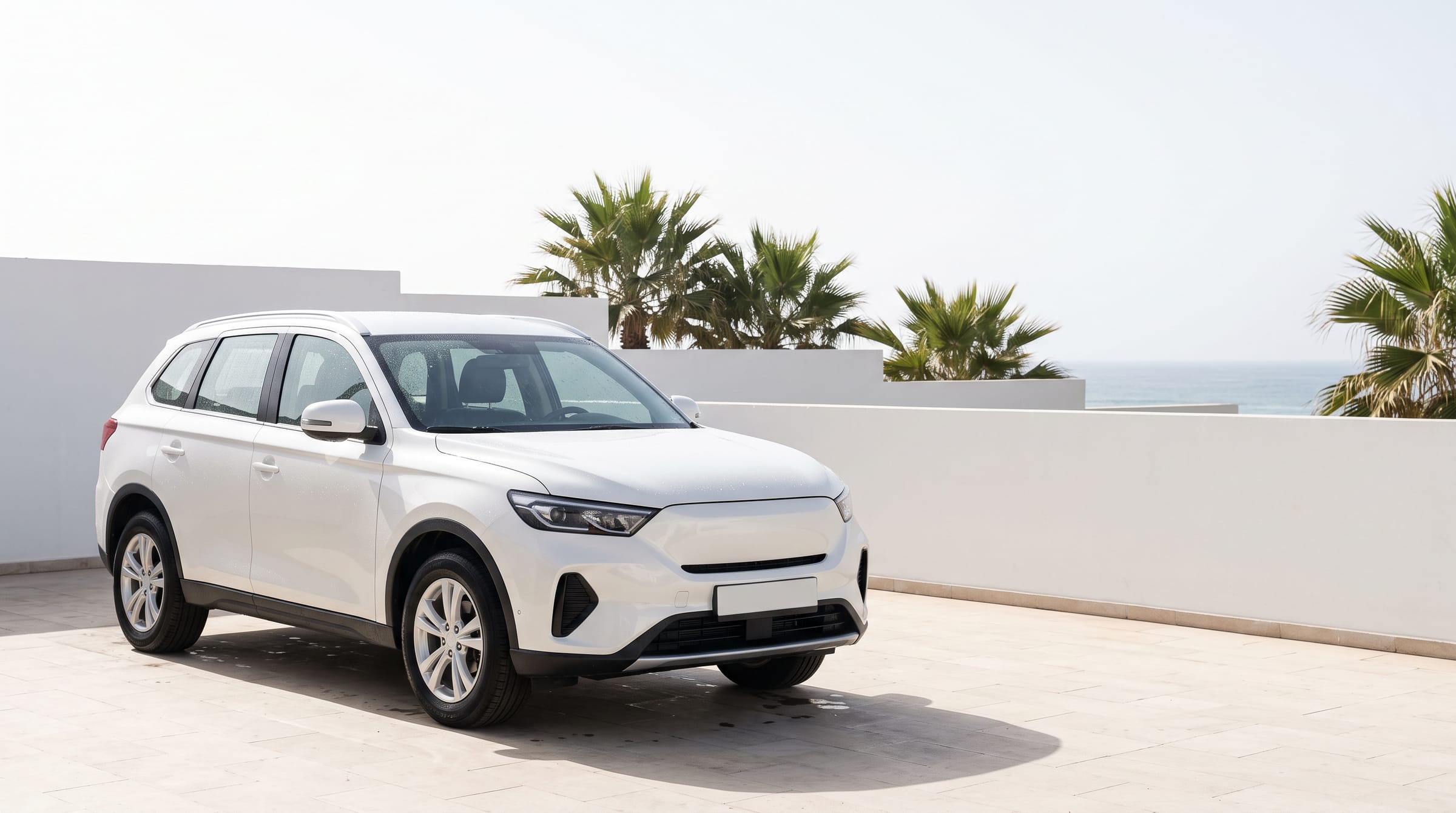 Cuve de deux cents litres et enrouleur de tuyau du poste de lavage mobile installé près d'un véhicule à Agadir